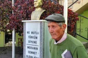 K&ouml;y meydanına Atat&uuml;rk b&uuml;st&uuml; yaptırdı