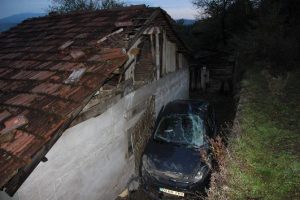 Otomobil, ev ile duvar arasına sıkıştı: 2 yaralı