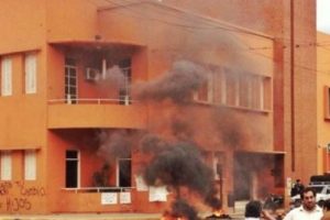 Arjantin'de g&ouml;stericiler, belediye başkanını ofisine kilitledi