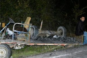 Otomobil pat patı hurdaya &ccedil;evirdi: 2 yaralı