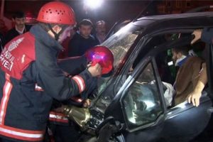 Otomobil aydınlatma direğine &ccedil;arptı: 2 yaralı