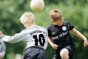 ABD 10 yaş altı minik futbolcuların kafa topuna &ccedil;ıkmasını yasaklıyor