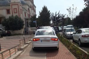 Bursa Nil&uuml;fer'de uygunsuz parklanmaya ge&ccedil;it yok