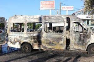 Antalya'da galeride yangın: 3 ara&ccedil; yandı