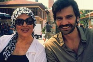 Film i&ccedil;in bıyık bırakmış...