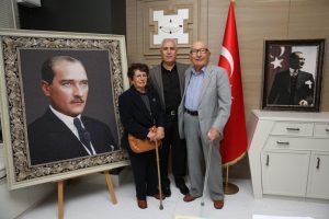 En yaşlı 'Nil&uuml;fer'den Başkan Bozbey'e ziyaret
