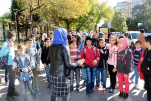 Okul isteyen Suriyeliler valilik &ouml;n&uuml;nde eylem yaptı