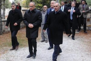 Bakan Topcu Abdullah Catli Nin Mezarini Ziyaret Etti Bursada Bugun Bursa Bursa Haber Bursa Haberi Bursa Haberleri Bursa