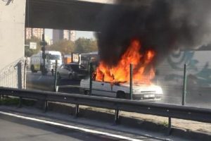 İstanbul'da otomobil alev alev yandı