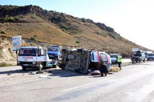 Hasta taşıyan ambulans &ccedil;ekiciye &ccedil;arptı: 8 yaralı