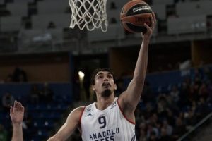 Anadolu Efes - Olympiacos karşılaşması, 3 kıtada canlı yayınlanacak