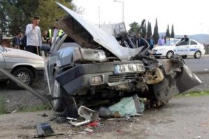 Otomobil, kamyonete &ccedil;arptı: 5 yaralı