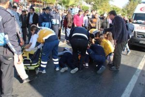 &Uuml;st ge&ccedil;itten atlayan 2 liseli gen&ccedil; kız ağır yaralandı