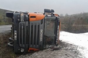 Kimyasal g&uuml;bre y&uuml;kl&uuml; TIR devrildi: 1 yaralı
