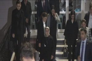Sare Davutoğlu'ndan şehit evine taziye ziyareti