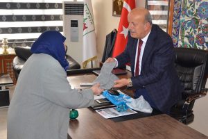 Bursa İznik'te Başkanın ayakları M&uuml;nise Nine'nin &ccedil;oraplarıyla ısınacak