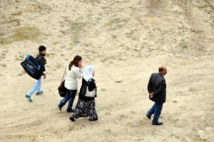 &Ccedil;atışmaların s&uuml;rd&uuml;ğ&uuml; Silvan'dan halk ka&ccedil;ıyor