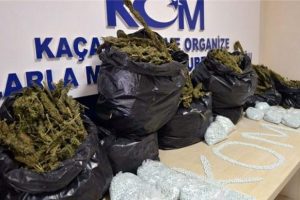 Postayla uyuşturucu g&uuml;mr&uuml;ğe takıldı