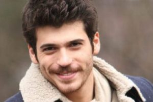 Can Yaman oyuncu olmadan &ouml;nce avukatmış...