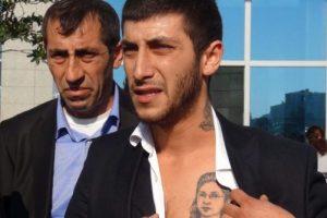 Kazada kaybettiği annesinin portresini g&ouml;ğs&uuml;ne kazıttı
