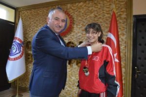 Bursalı d&uuml;nya şampiyonundan &Ccedil;ağlayan'a ziyaret
