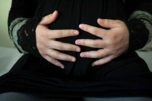 8 aylık hamile m&uuml;lteci kadına sokak ortasında saldırı
