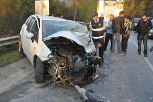 Otomobil kamyona &ccedil;arptı: 1 &ouml;l&uuml;, 1 yaralı