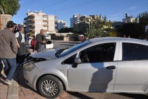 Adıyaman'da iki otomobil &ccedil;arpıştı: 2 yaralı
