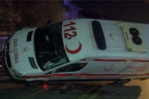 Otomobil ambulansı devirdi: 3 personel yaralı