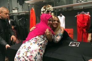 Hadise hayranlarıyla bir araya geldi...