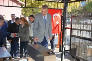 Bursa Karacabey'deki liseye turnikeli ge&ccedil;iş sistemi
