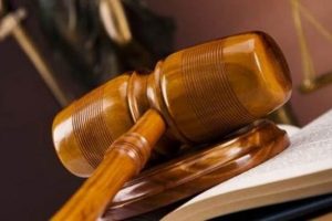 Annesini &ouml;ld&uuml;ren kişinin yargılanmasına başlandı
