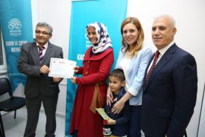 Bursa Nil&uuml;fer'de İngilizce &ouml;ğrenen kadınlar sertifikalarını aldı