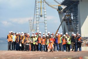 Geleceğin Bursalı m&uuml;hendisleri dev projeyi yerine inceledi