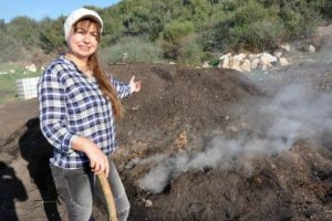 Kadın girişimci zeytin odunundan mangal k&ouml;m&uuml;r&uuml; &uuml;retiyor
