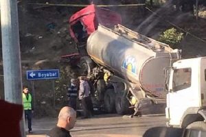 Tanker park halindeki otomobile &ccedil;arptı: 1 &ouml;l&uuml;, 1 yaralı