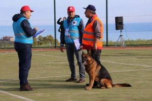 Enkaz altından can kurtaracak k&ouml;pekler i&ccedil;in sınav yapıldı