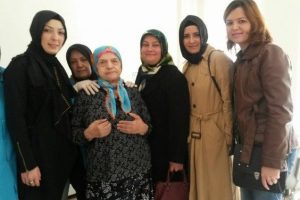 Bursalı Ak Partili kadınlardan huzurevi ziyareti