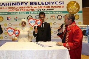 'Evlilik Okulu'na katılanlara &ccedil;amaşır makinesi verildi