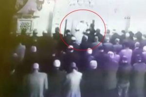 İmamın namazda bı&ccedil;aklandığı anlar kamerada
