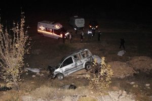Hafif ticari ara&ccedil; takla attı: 3 &ouml;l&uuml;, 2 yaralı