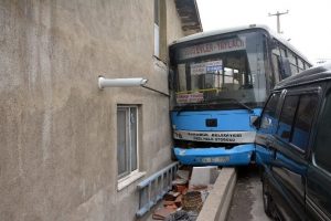 Halk otob&uuml;s&uuml;, 2 ara&ccedil; ve bir eve &ccedil;arparak durabildi