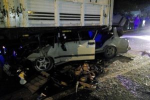 TIR'ın altına giren otomobilin s&uuml;r&uuml;c&uuml;s&uuml; hayatını kaybetti