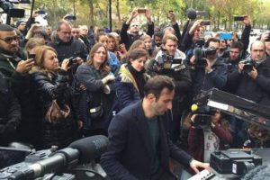 Gezi'de &ccedil;alan piyanist Davide Martello, piyanosuyla bu kez Paris'te