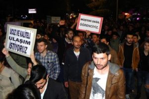 &Uuml;niversitelilerden ulaşım zammının geri alınması i&ccedil;in eylem