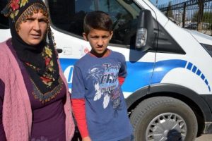 Adana'da işitme engelli &ccedil;ocuğu gasp ettiler