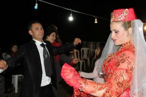 'Şakacı damat' İsmail &Uuml;st&uuml;n ve Dilek Berberler d&uuml;nya evine girdi