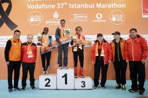 İstanbul Maratonu'nda &ouml;d&uuml;ller dağıtıldı