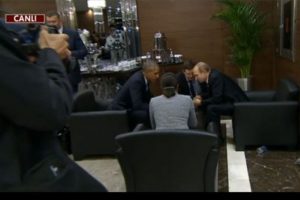 Obama ve Putin'den G20 a&ccedil;ılış t&ouml;reni &ouml;ncesi lobide kritik buluşma