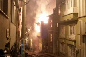 Bursa'da 100 yıllık tarihi bina k&uuml;l oldu!